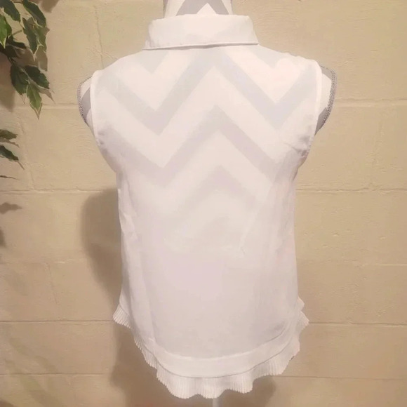 CAbi Style #3439 Pleated Hem Sleeveless Blouse Top Size XS White Button Up - Picture 5 of 10